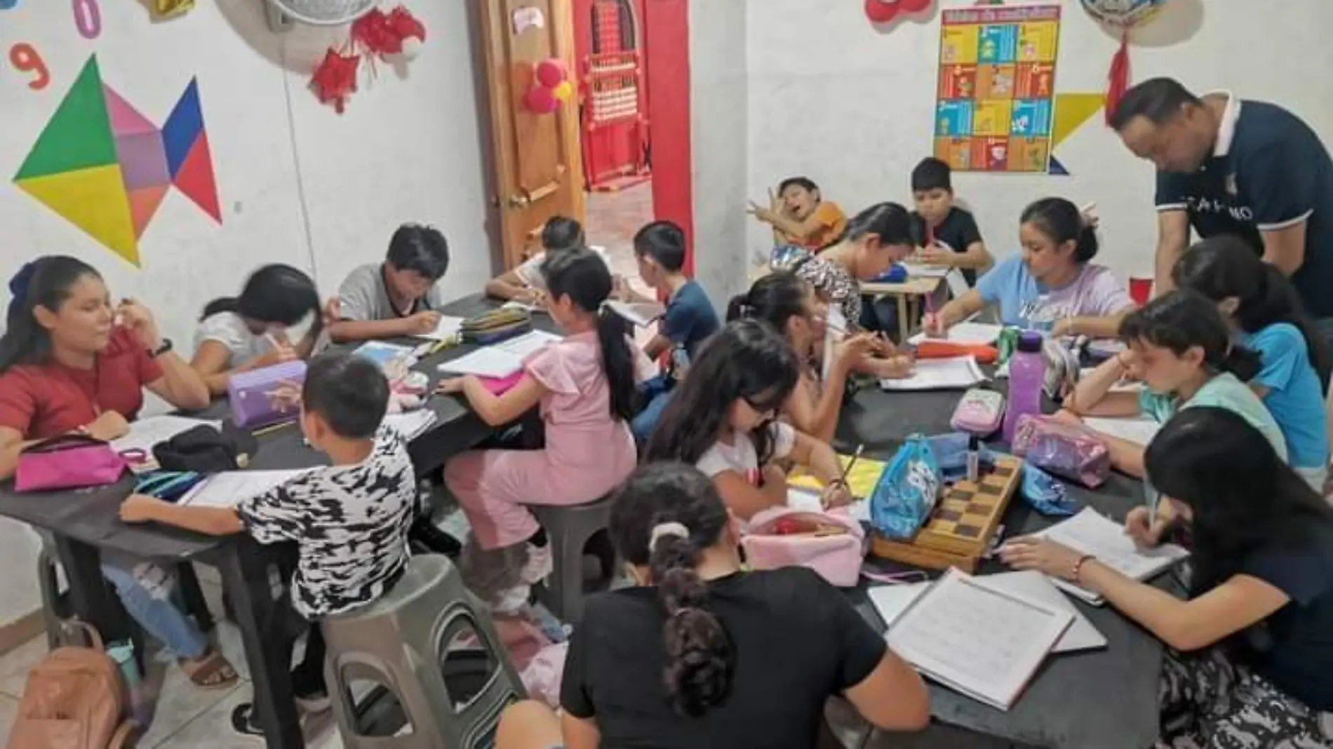 niños tomando clases 